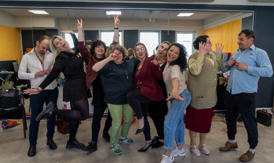 Spektakl „Z RODZINĄ TO TYLKO NA ZDJĘCIACH…” Teatr ATAM Malczyce