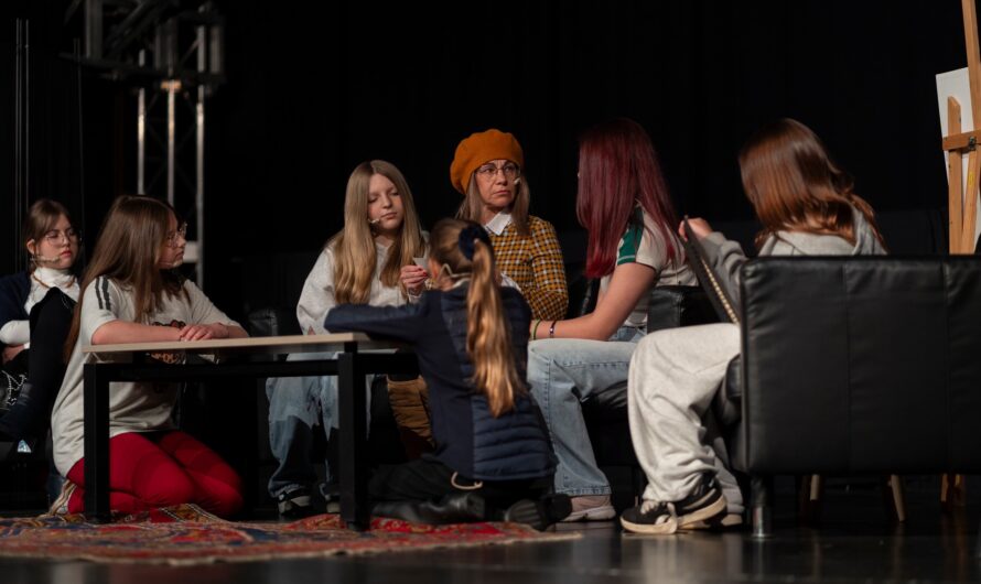 Spektakl „„WSZYSTKO ZOSTAJE W RODZINIE…”- Grupa Młodzieżowa PCKA